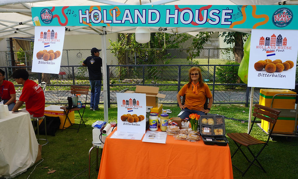 Holland House tout en orange : bitterballen, stroopwafels et drapeaux néerlandais — un avant-goût d'Amsterdam à Koh Pich