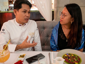 Quand une Cambodgienne de la diaspora française s'installe à la table du chef le plus primé du Royaume, trois assiettes deviennent trois leçons, et la cuisine se transforme en retour aux sources.