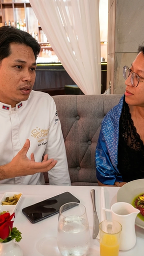 Quand une Cambodgienne de la diaspora française s'installe à la table du chef le plus primé du Royaume, trois assiettes deviennent trois leçons, et la cuisine se transforme en retour aux sources.
