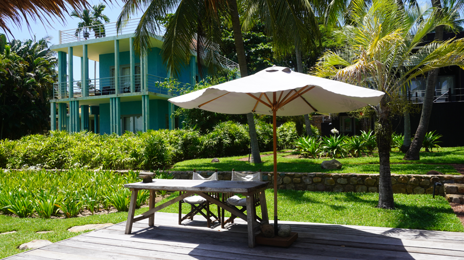 Between manicured lawns and century-old palms, the villas' contemporary architecture converses with the tropical landscape rather than dominating it