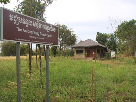 Anlong Veng, l'un des districts situés le long de la frontière, se prépare à une éventuelle reprise des hostilités. Ce district est connu pour être le dernier bastion du mouvement khmer rouge et est principalement habité par d'anciens soldats et membres du régime. Ceux-ci représentent environ 70 à 80 % des quelque 60 000 habitants. La plupart d'entre eux ont eu des affrontements directs avec l'armée thaïlandaise pendant la guerre civile cambodgienne (1979-1998).