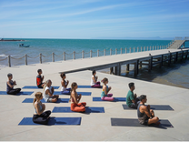 Du 18 au 20 septembre 2026, Kep West Wellness transforme le ponton, le jardin et les salles à manger de Kep West et du Knai Bang Chatt en une seule et même invitation tranquille : venez et rappelez-vous de la senation de n'avoir rien d'autre à faire que respirer, bouger et bien manger au bord de la mer.