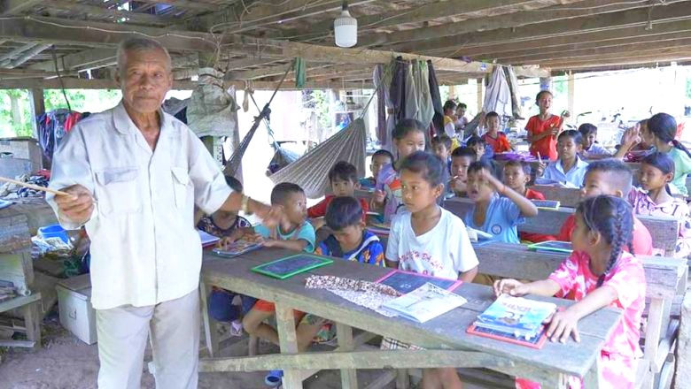 Kong You, 74 ans, donne des cours gratuits à des élèves depuis plus de 40 ans dans la commune de Ka'am Samnor, dans le district de Loeuk Dek de la province de Kandal