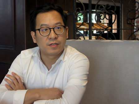 Né au Cambodge, Channara a parcouru un long chemin qui l'a conduit de la France à son pays natal, mû par un désir profond de contribuer au développement de son berceau. Ingénieur et architecte formé à Paris, il partage ici son parcours professionnel riche et les défis relevés dans des projets emblématiques, tout en portant un regard personnel sur l'évolution de Phnom Penh et sa vie au-delà du travail.