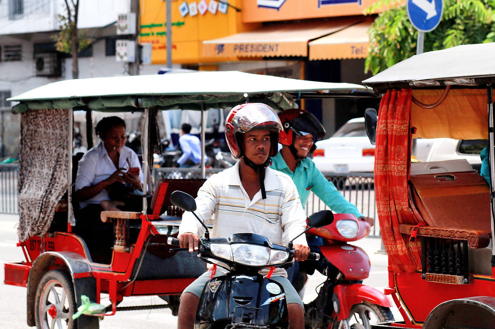 Tuktuks et motos à Phnom Penh. Photo CG