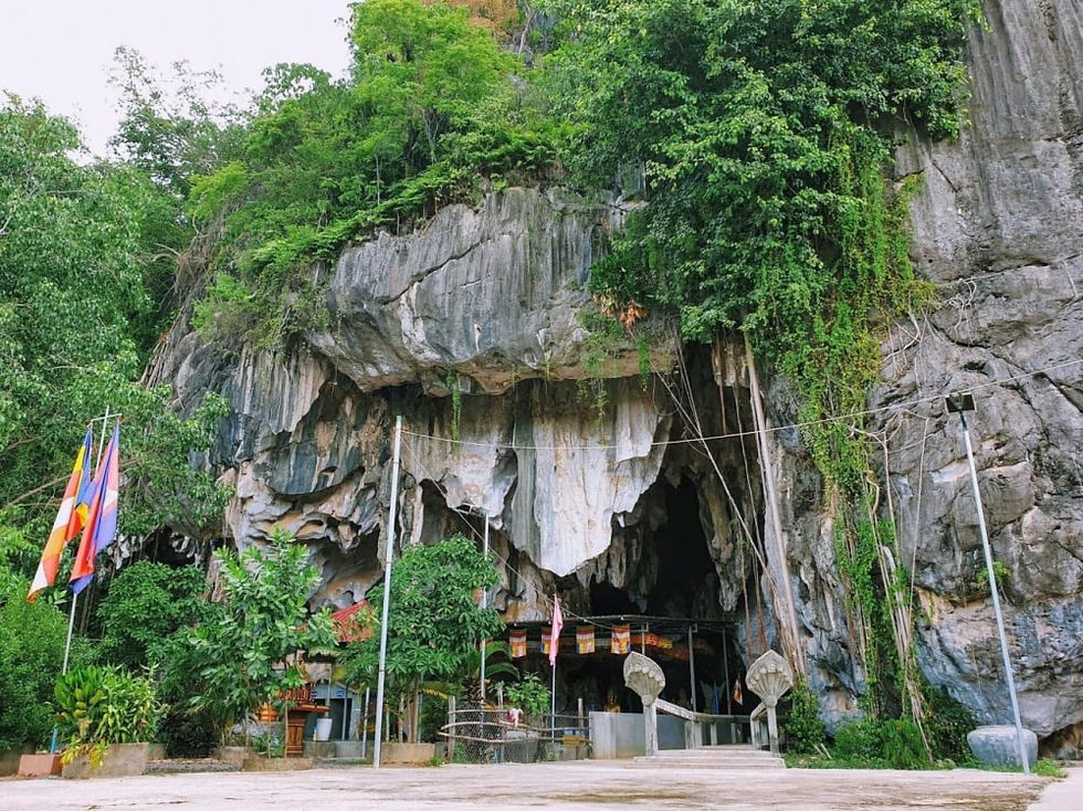 Phnom Preah Kuhear Luong (grotte de Luong) dans la province de Kampot