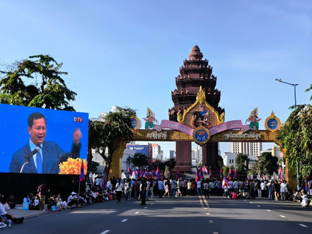 Phnom Penh: Tens of thousands demonstrate support for Cambodian army at Thai border