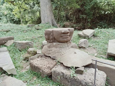 Siem Reap & Archéologie : Une statue représentant une tête de Deva découverte à la porte de Takav