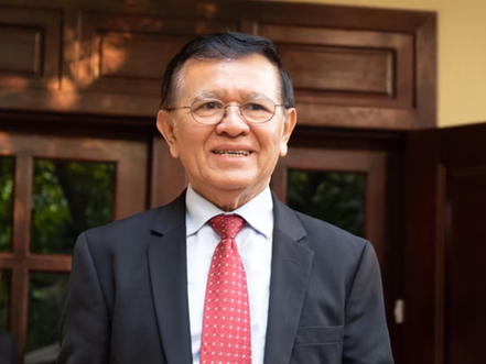 L'ex-chef de l'opposition cambodgienne a été gracié de ses 27 années de prison restantes. Un geste royal salué comme un signal d'unité nationale, qui intervient dans un contexte de détente progressive.