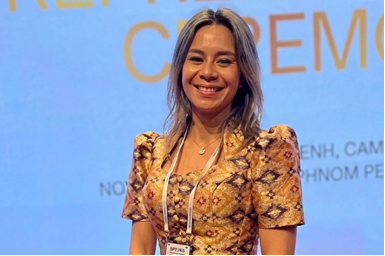 Arrivée au Cambodge en 2015 sur les traces de ses racines khmères, Jannine Sem a fait de la donnée et de l'humain les deux piliers de sa carrière. Aujourd'hui Head of People & Culture chez SBI APAC et Board Member de La French Tech Phnom Penh, elle se définit comme une bâtisseuse de liens entre les startups françaises et l'écosystème local. Elle revient pour Cambodge Mag sur son parcours, entre trajectoire professionnelle atypique et attachement profond à ce pays qu'elle a choisi.