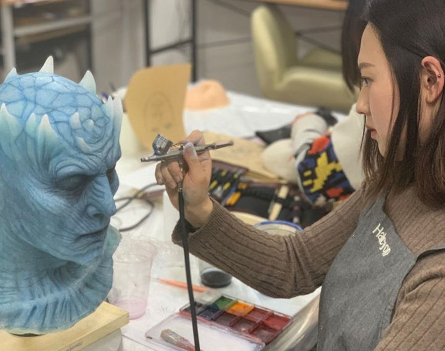 l’artiste Yun Inzi au travail