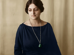 Indianiste formée à la dure école du pali, du sanskrit et du tibétain, Suzanne Karpelès (1890-1968) a passé l'essentiel de sa vie à sauver, classer et faire revivre les manuscrits khmers. Première conservatrice de la Bibliothèque royale de Phnom Penh en 1925, fondatrice de l'Institut bouddhique cinq ans plus tard, elle a formé deux futurs patriarches suprêmes du Cambodge et offert au pays un outil de pensée qui, sans qu'elle l'ait cherché, deviendra l'un des foyers discrets du réveil national.