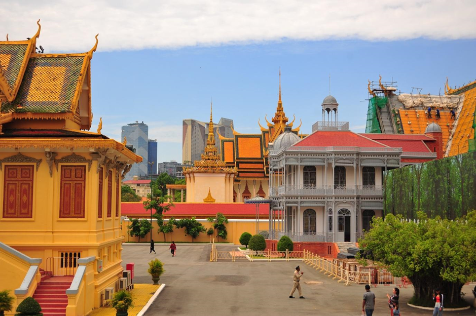 On the occasion of the 16th edition of the Photo Phnom Penh festival, the Sra’Art Gallery dedicates its major end-of-year event to a collective exhibition simply entitled Cambodia, a word that resonates here as a promise of encounters and visual stories.