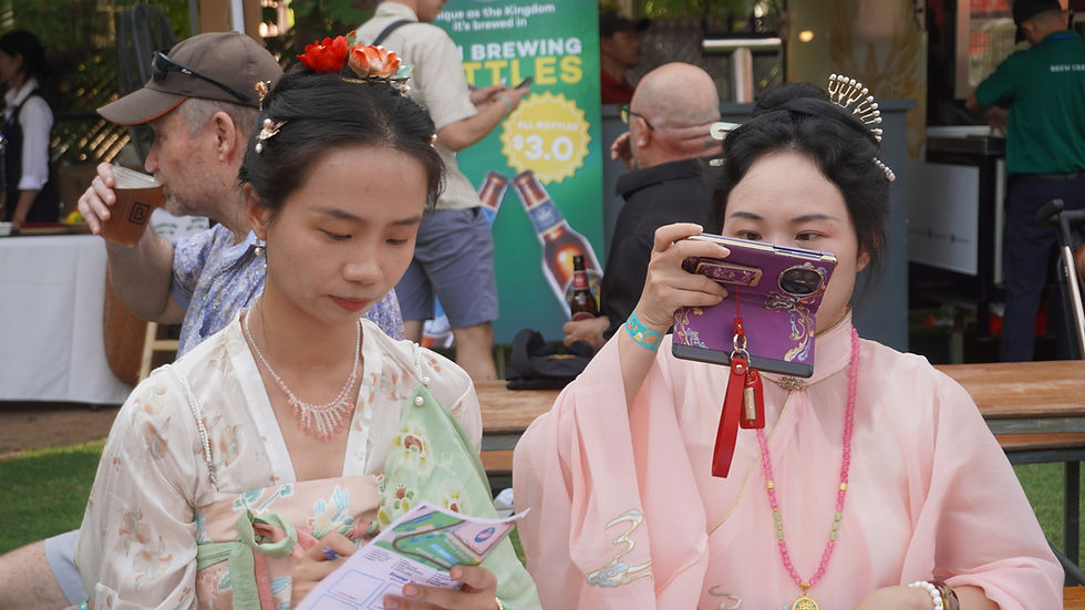 Deux visiteuses en hanfu traditionnel — une image qui résume l'esprit mélangé et cosmopolite d'EuroFeast