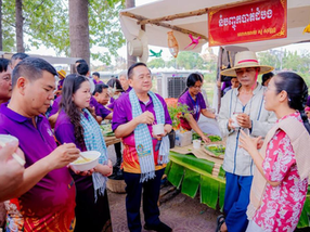 La cuisine locale constitue un pilier du tourisme régional, a déclaré mercredi Son Excellence Sok Lou, gouverneur de la province de Battambang, lors d’une visite des stands d’exposition culinaire dans le cadre des festivités de Sankranta 2026.