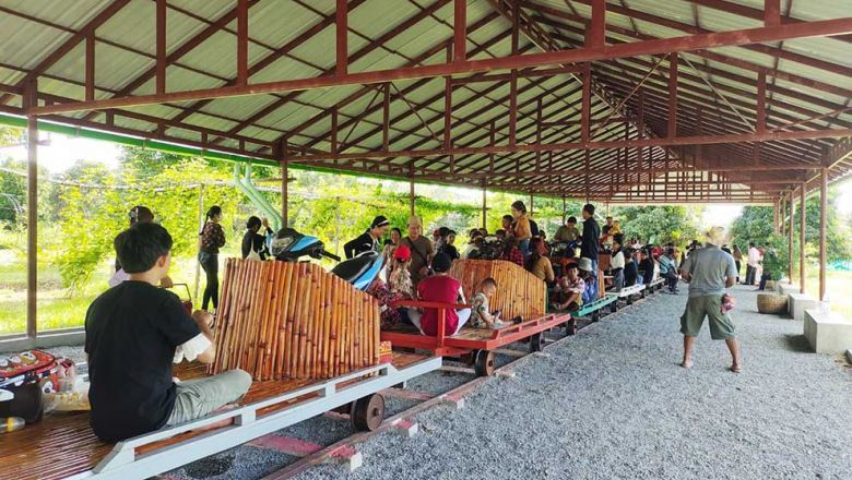 Des touristes prennent le train en bambou, également appelé norry, dans la province de Kampot, en juin. Photo fournie
