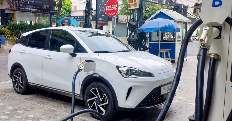 Les immatriculations de véhicules électriques ont bondi de 151 % au premier semestre 2026, un emballement qui doit beaucoup à la guerre au Moyen-Orient et à une politique publique volontariste. Constructeurs chinois, japonais, coréens et américains se pressent désormais pour installer leurs chaînes de montage dans le Royaume.