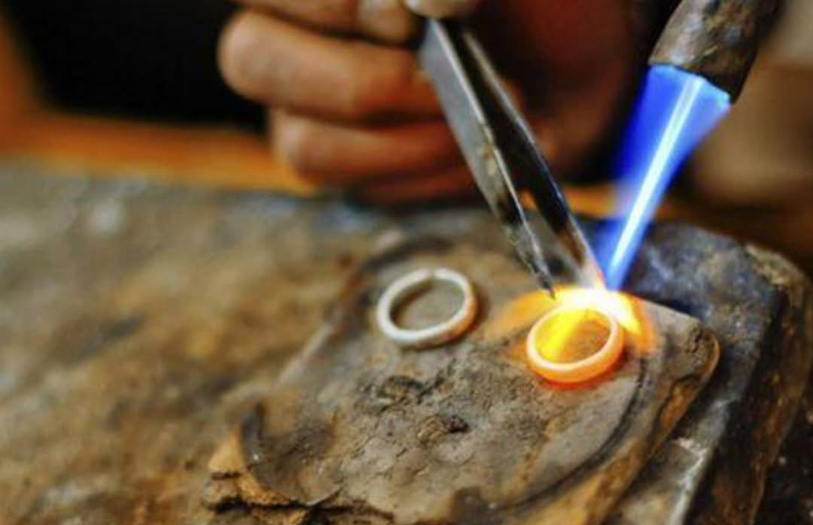 Soudure d'un anneau à l'atelier d'Ammo Jewellery