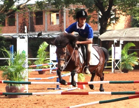 L’événement s’est conclu par un concours de saut d’obstacles de 60 cm à un mètre, qui, selon Mona, a permis de resserrer les liens entre les chevaux et les cavaliers.