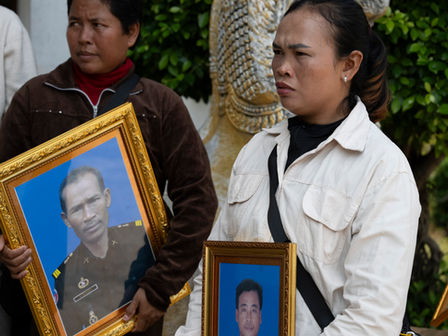 Dans cet article, l’auteur Pierre-Yves Clais livre un témoignage poignant et sans concession d’un voyage récent à la frontière cambodgienne. Entre devoir de mémoire, compassion pour les victimes de guerre et dénonciation de l’arrogance thaïlandaise, il dresse un récit « géopolitique » doublé d’une réflexion intime sur la résistance d’un peuple que l’on cherche à humilier et déposséder.