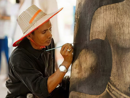 Dans la province de Battambang, des œuvres d’art émergent d’un support improbable : le tronc d’un palmier. Atteignant plus de deux mètres de haut, cet arbre d’apparence ordinaire abrite les dessins saisissants de Keo Sobin, un artiste local.