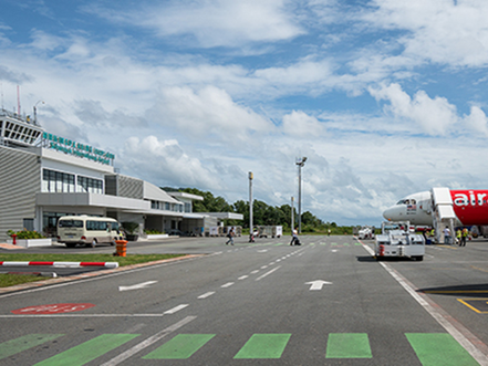 L'Ambassadeur de France, M. Olivier Richard, a assisté aux côtés de S.E. Mao Havannall, ministre en charge du Secrétariat d'État à l'Aviation civile, à la signature d'un protocole d'accord entre VINCI Airports et WorldBridge, visant à créer un hub logistique à l'aéroport international de Sihanoukville.