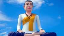 Dans les hautes terres brumeuses du Cambodge et le long des routes sinueuses qui longent la côte sud, règne un esprit singulier : Yeay Mao, la légendaire matriarche et protectrice des voyageurs, des pêcheurs et des chasseurs.