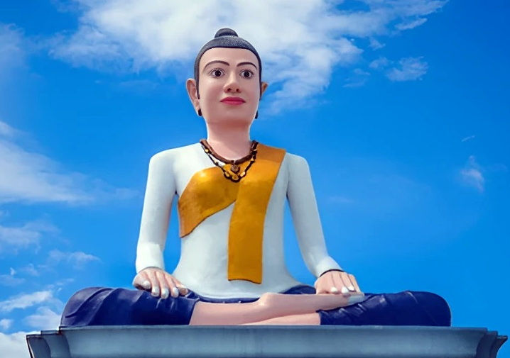 Her monumental effigy welcomes visitors at the summit of Mount Bokor, while countless shrines and offerings along the roadsides bear witness to her enduring presence in the daily lives and spiritual consciousness of Cambodians