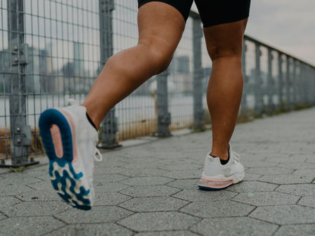 Des groupes d’hommes et de femmes âgés qui se promènent ensemble juste avant le lever du soleil sont depuis longtemps un spectacle matinal courant à Phnom Penh, mais la capitale voit à présent une augmentation du nombre de joggeurs solitaires qui parcourent les rues pour faire de l’exercice à cette heure-là également.