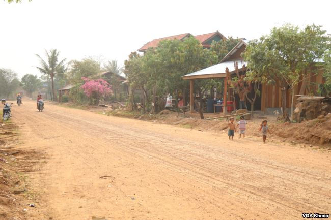 Un chemin de terre dans le district d'Anlong Veng, le dernier bastion des Khmers rouges
