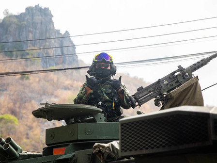 As armed clashes intensify along the border between Cambodia and Thailand, the international community is sounding the alarm. On 8 December, artillery exchanges and small‑arms fire reached a worrying level, prompting the U.S. to issue a security alert to its citizens — advising them to avoid any area within 50 kilometres of the border line.