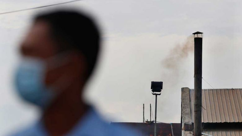 « Selon le ministère la principale source de pollution, qui a vu une forte augmentation des PM2.5 dans la capitale à plusieurs reprises est causée par différents facteurs. Les émissions des véhicules y contribuent à hauteur de 70 %, la poussière des chantiers de construction et des centrales à béton à hauteur de 20 %, et la combustion des ordures, la poussière dans les rues et les émissions des usines de confection et autres à hauteur de 10 %.»