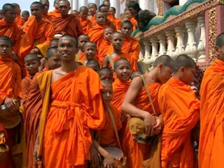 Du 10 au 12 octobre, le Cambodge observera Pchum Ben, l'un des deux temps forts du calendrier khmer avec le Nouvel An. Trois jours fériés, mais quinze jours de cérémonies : la période dite de Kan Ben a déjà commencé, et les pagodes du pays se remplissent chaque matin de familles venues déposer leurs offrandes.