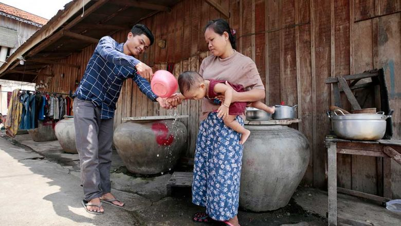 Des ouvrières de l’industrie du textile lavent leur bébé dans le district de Por Sen Chey, dans la capitale, en mai. Photo Heng Chivoan