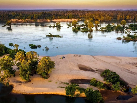Au cœur du sanctuaire de faune de Sambo, dans la province de Kratie, un archipel de sable et de forêts inondées tente un pari inhabituel : faire du tourisme un outil de conservation plutôt qu'une menace pour la biodiversité. Récit d'un Mékong qui ressemble encore à ce qu'il devait être avant les barrages.