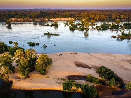 Au cœur du sanctuaire de faune de Sambo, dans la province de Kratie, un archipel de sable et de forêts inondées tente un pari inhabituel : faire du tourisme un outil de conservation plutôt qu'une menace pour la biodiversité. Récit d'un Mékong qui ressemble encore à ce qu'il devait être avant les barrages.