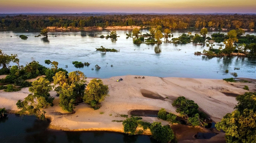 Au cœur du sanctuaire de faune de Sambo, dans la province de Kratie, un archipel de sable et de forêts inondées tente un pari inhabituel : faire du tourisme un outil de conservation plutôt qu'une menace pour la biodiversité. Récit d'un Mékong qui ressemble encore à ce qu'il devait être avant les barrages.