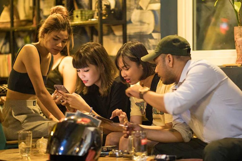 De jeunes clients khmers traînent au Cloud. Photo PORTE
