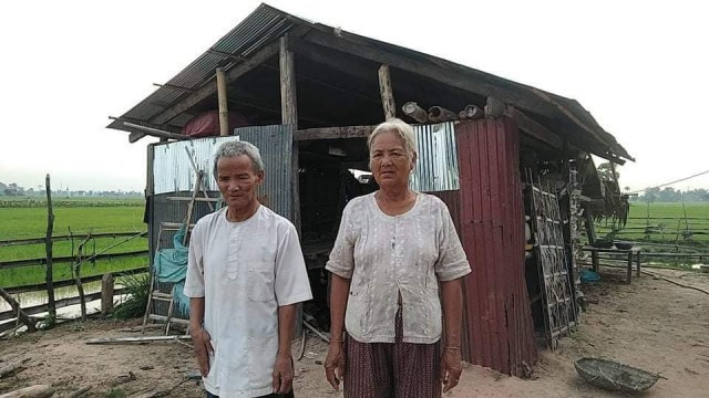 Pak Chapech et son épouse devant leur maison dans la province de Svay Rieng. Photo fournie.
