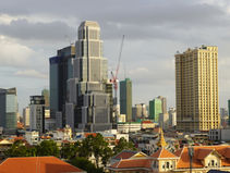 Sur les cinq premiers mois de 2026, le commerce extérieur du Cambodge affiche une progression de 19 % tirée par la demande américaine et l'effet des accords de libre-échange régionaux. Une performance d'autant plus remarquable que l'économie nationale absorbe simultanément un choc pétrolier, une crise immobilière et un repli des envois de fonds depuis la Thaïlande.