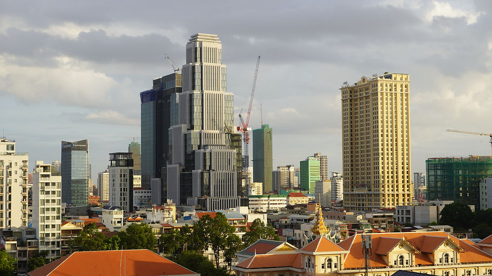 Sur les cinq premiers mois de 2026, le commerce extérieur du Cambodge affiche une progression de 19 % tirée par la demande américaine et l'effet des accords de libre-échange régionaux. Une performance d'autant plus remarquable que l'économie nationale absorbe simultanément un choc pétrolier, une crise immobilière et un repli des envois de fonds depuis la Thaïlande.