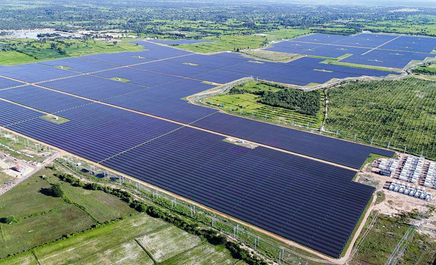 Installée dans le district de Krakor sur un vaste terrain de 135 hectares, la centrale solaire de Pursat a été développée et entièrement détenue par l’entreprise SchneiTec Co Ltd.