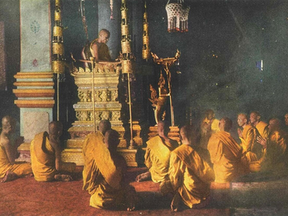 En septembre 1928, le National Geographic publiait vingt-sept photographies couleur d’un Cambodge presque inconnu du monde occidental. Signées d’un aventurier-photographe français, converti à l’islam, compagnon de Pierre Loti, pionnier de l’autochrome — ces images ressurgissent aujourd’hui avec une force intacte. Plongée dans l’objectif d’un visionnaire oublié.