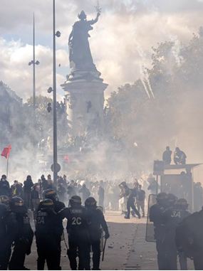 CRS riot police face demonstrators in tear gas at Place de la République in Paris. Photo: Xinhua News