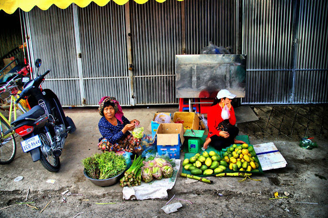 C'est un marché avec peu d’âme et beaucoup moins coloré que certains marchés de province ou les grands marchés de Phnom Penh. Situé en pleine zone industrielle, ce marché de proximité permet aux ouvriers des usines environnantes de s'approvisionner en produits de première nécessité. Les divertissements étant rares, dans cette zone en perpétuel mouvement, le marché reste tout de même ce fameux lieu de rencontre après les journées de travail, ce lieu de sourires, avec ses quelques salons de coiffure, restaurants sommaires et magasins de vêtements.