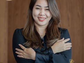 Lina Hak, Directrice des Opérations chez Thalias Hospitality, est une figure incontournable dans le paysage en constante évolution de l'hôtellerie au Cambodge. Forte d'une carrière de près de deux décennies, elle a largement contribué à forger l'identité et le succès de quelques-unes des expériences gastronomiques et hôtelières les plus renommées de Phnom Penh. 