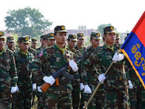 Dans une session extraordinaire de la 7e législature, l'Assemblée nationale du Cambodge a approuvé à l'unanimité le projet de loi sur la conscription militaire et celui garantissant le paiement de l'électricité importée du Vietnam. Ces mesures, adoptées en présence de 114 députés, visent à renforcer la capacité de défense nationale et à assurer une sécurité énergétique durable.
