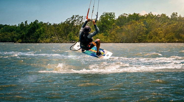 Le rider prend de la hauteur au-dessus des eaux plates près de la mangrove — le terrain de jeu idéal identifié par l’équipe du Sailing – Discovery Center
