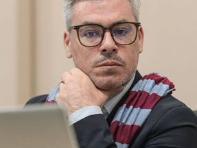 Florian Bohême, after more than a decade in Cambodia—his second home—shares here an intimate and candid reflection on the border tensions shaking the region. Settled in Phnom Penh, a consular adviser and entrepreneur passionate about hospitality, the author observes the human tragedies: more than 200,000 displaced on each side, bombardments on sacred sites, and an escalation around the Preah Vihear temple that reopens historical wounds.