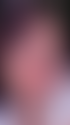 À l'angle de la Rue Saint-Honoré, là où le luxe le plus traditionnel croise la créativité la plus contemporaine, une marque discrète mais déterminée trace son sillon : VINHS. Derrière ce nom énigmatique, une femme aux racines khmères, élevée à Marseille, épanouie à Paris, Sony Vinh, dont la trajectoire singulière en dit beaucoup sur la mode de demain.